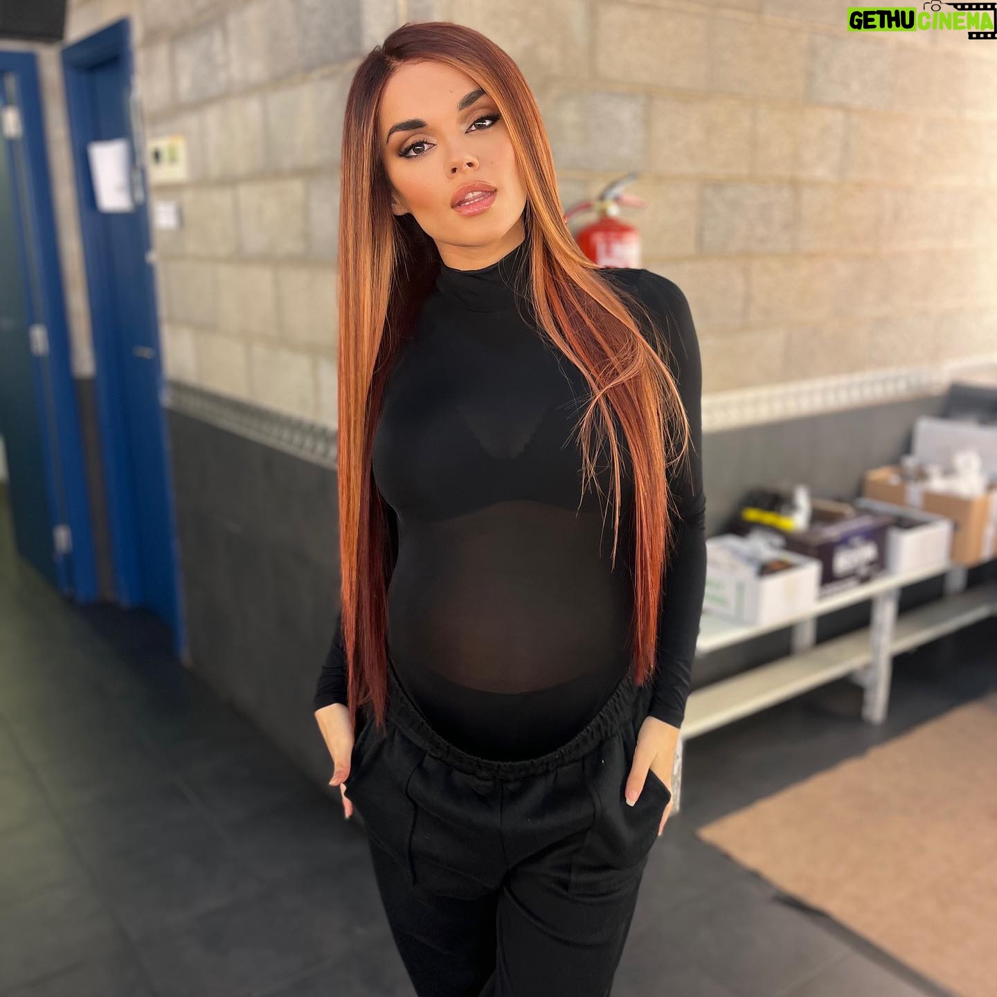 Melody Ruiz - 15.3K Likes - Feliz noche familia!
Cada día más gordita 😅
Esta barriga crece y crece más… 🥰
Aquí os dejo fotito de hoy!
Que ganas de que podáis ver todo lo que estamos haciendo! 🙈😍
Os dejo calendario de estas semanas:
28 Diciembre, Grabación nuevo proyecto.
29 Diciembre, Promoción.
31 Diciembre
- Telecinco: “Nochevieja contigo”
- Canal sur: “Fin de año”
3 Enero, Grabación nuevo proyecto.
4 Enero, Grabación nuevo proyecto.
9 Enero, Grabación Tv.
10 Enero, Grabación nuevo proyecto.
11 Enero, Grabación nuevo proyecto.
12 Enero, Grabación Tv.
24 Enero, Grabación nuevo proyecto.
25 Enero, Grabación nuevo proyecto.
31 Enero, Grabación nuevo proyecto.
1 Febrero, Grabación nuevo proyecto.
7 Febrero, Grabación nuevo proyecto.
8 Febrero, Grabación nuevo proyecto.
14 Febrero, Grabación nuevo proyecto.
15 Febrero, Grabación nuevo proyecto.