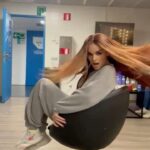 Melody Ruiz Instagram – Os deseo una tarde de miércoles estupenda! 
Aquí un poquito momento camerino y risas ❤️😂😜