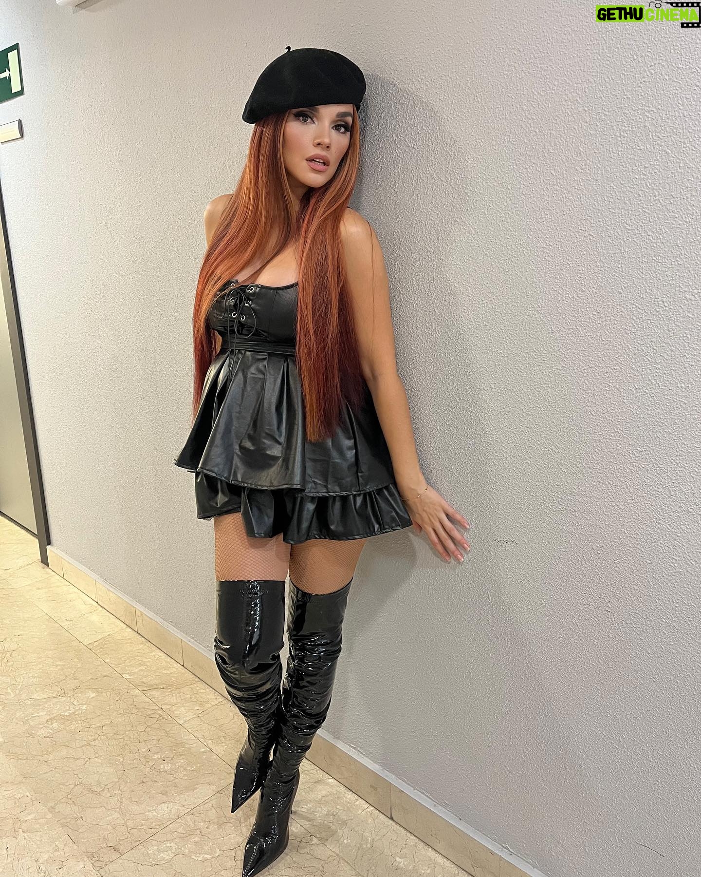 Melody Ruiz Instagram - Feliz Miércoles familia! Os dejo estas fotitos de la gala. Noticia!!! El Lunes 8 de Enero se estrenará #lamejorgeneración en @telecincoes ❤️❤️