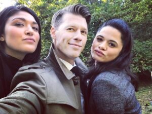 Melonie Díaz Instagram - #charmed on at 9pm tonight with these cuties. 🖤 @thecw #melko