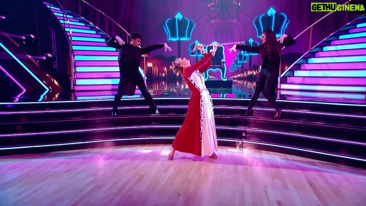 Melora Hardin Instagram - ‘Killer Queen’ performance from tonight’s episode of @dancingabc #DWTS 👑 👊🎤✨