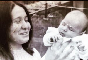 Meltem Gülenç Instagram - Canım annemm beni doğuran güzel kadın , beni iyiki doğurmuş musun acaba 😘😘😜😜#tbt 💝#