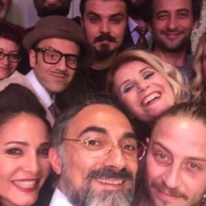 Meltem Gülenç Instagram - #dünyatiyatrogünü  müz kutlu olsun. Bugüne kadar pek çok meslektaşımla beraber yüzlerce oyun sahneledik. İstedik ki karanlıkta bir ışık olalım, acları unutturup yüzlerde tebessüm olalım, unuttuklarımızı hatırlayıp, unutturmayalım… bunu başarabiliyorsak ne mutlu bize .