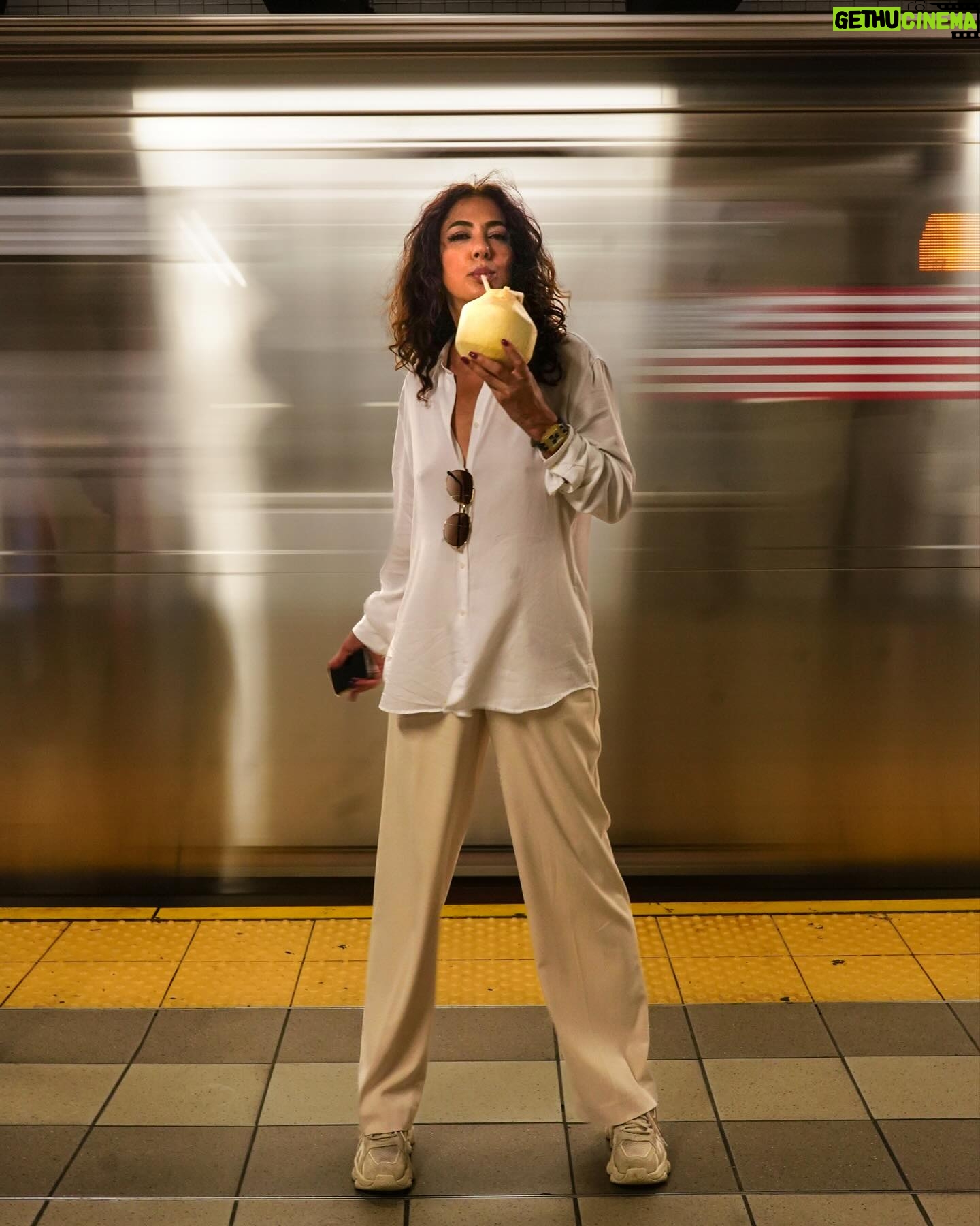 Meltem Cumbul Instagram - Sağlıklı kalmak için her zaman, her yerde hidistancevizi suyu içerim 🗽 📷 @gizem.eras