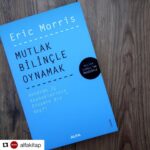 Meltem Cumbul Instagram - @meltemcumbulstudio @alfakitap #mutlakbilinçleoynamak Eric Morris, önceki çalışmaları Rol Yapmayın Lütfen ve Fütursuz Oyunculuk’la tiyatro dünyasının önde gelen yenilikçilerinden biri haline gelmiştir. Mutlak Bilinçle Oynamak’ta ise Stanislavsky’nin metodunu temel alan ve geliştiren Morris, bilincin keşfi ve aktörün enstrümantal ihtiyaçlarıyla başlayarak aktörün yeteneğinin tamamını kullanabilmesini sağlayan pratik teknikleri ele almaktadır. “Karakterizasyon” ve “Prova ile Uyum” üzerine eksiksiz bölümleriyle bu kitabı –kariyerinin hangi aşamasında olursa olsun– tüm tiyatro ve sinema oyuncuları okumalı, özümsemeli ve uygulamalıdır. Önsöz: @meltemcumbulofficial Çeviri: @cemrehehe Cemre Naz Öztürk
