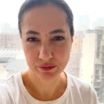 Meltem Cumbul Instagram - Yaşanılan deprem felaketinin üzerinden bir aydan fazla zaman geçti. Felaketin çapını ve uzun süreli etkilerini her geçen gün daha derinden kavrıyoruz. Deprem bölgesinde ya da deprem sonrasında göç ettikleri yerlerde depremden zarar görenlerle dayanışma amaçlı birçok faaliyet var. Giysi, gıda, eşya ve barınma gibi birçok imkan da bu dayanışma ağları aracılığıyla sağlanmaya çalışılıyor. Çok hayati ihtiyaçlar var. Fakat dayanışma çabalarında ilk günkü kararlılık ve ilgi de ne yazık ki azalmaya başladı. Oysa yaralı ve acılı deprem mağdurları bu dayanışma olmadan ayakta kalamaz. Bundan da öte depremden zarar görenler arasında, mülteciler, LGBTİ ’lar ve engelliler gibi maalesef sıklıkla ötekileştirmeye maruz kalan gruplar var. Bu depremzedeler dayanışma ile sağlanan imkanlara erişmekte çok güçlük çektikleri gibi, ayrımcılık ve nefret söylemleriyle de karşılaşıyor. Can güvenlikleri ile ilgili kaygıları var. Deprem mağdurlarının kaygı içinde yaşamasına izin vermeyelim. Dayanışma imkanları ve dayanışma ağlarıyla buluşmalarına destek olalım. Dayanışma Yaşatır. @addpiletisim
