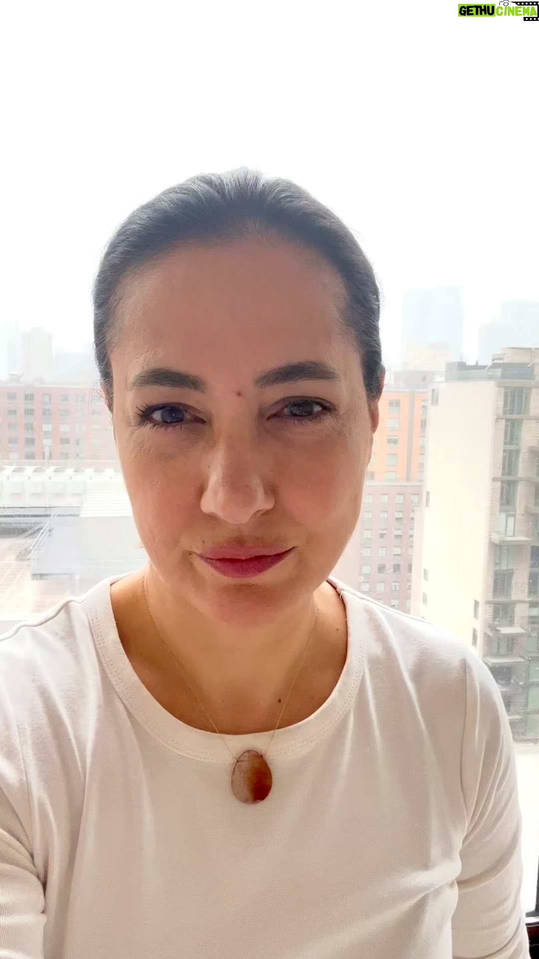 Meltem Cumbul - 9K Likes - Yaşanılan deprem felaketinin üzerinden bir aydan fazla zaman geçti. Felaketin çapını ve uzun süreli etkilerini her geçen gün daha derinden kavrıyoruz. Deprem bölgesinde ya da deprem sonrasında göç ettikleri yerlerde depremden zarar görenlerle dayanışma amaçlı birçok faaliyet var. Giysi, gıda, eşya ve barınma gibi birçok imkan da bu dayanışma ağları aracılığıyla sağlanmaya çalışılıyor. Çok hayati ihtiyaçlar var. Fakat dayanışma çabalarında ilk günkü kararlılık ve ilgi de ne yazık ki azalmaya başladı. Oysa yaralı ve acılı deprem mağdurları bu dayanışma olmadan ayakta kalamaz.
Bundan da öte depremden zarar görenler arasında, mülteciler, LGBTİ ’lar ve engelliler gibi maalesef sıklıkla ötekileştirmeye maruz kalan gruplar var. Bu depremzedeler dayanışma ile sağlanan imkanlara erişmekte çok güçlük çektikleri gibi, ayrımcılık ve nefret söylemleriyle de karşılaşıyor. Can güvenlikleri ile ilgili kaygıları var. Deprem mağdurlarının kaygı içinde yaşamasına izin vermeyelim. Dayanışma imkanları ve dayanışma ağlarıyla buluşmalarına destek olalım.
Dayanışma Yaşatır.
@addpiletisim