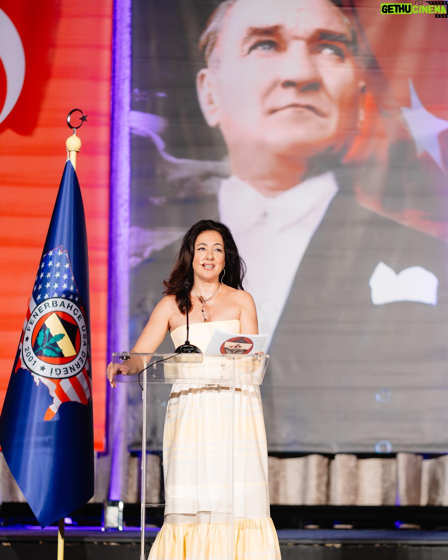 Meltem Cumbul - 11.6K Likes - 29 Ekim 2023 🇹🇷
Fenerbahçe USA Cumhuriyetimizin 100. Yıl Galası
Kıyafet: ATIL KUTOĞLU