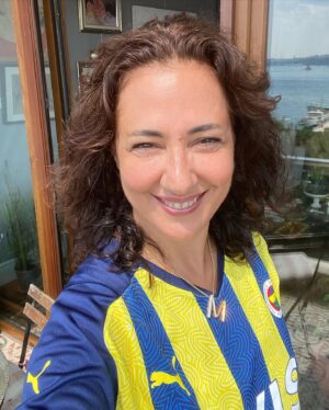 Meltem Cumbul Instagram - Fenerbahçe Spor Kulübü Başkanı Ali Y. Koç’a teşekkürlerimle 💛💙 2021-22 sezonunda futbolun rengi SARI LACİVERT olsun! #vaktifener #fenerbahçe #atatürk @fenerbahce Dünya Fenerbahçeliler günümüz kutlu olsun. 
“İyi ki FENERBAHÇE!” 19.07