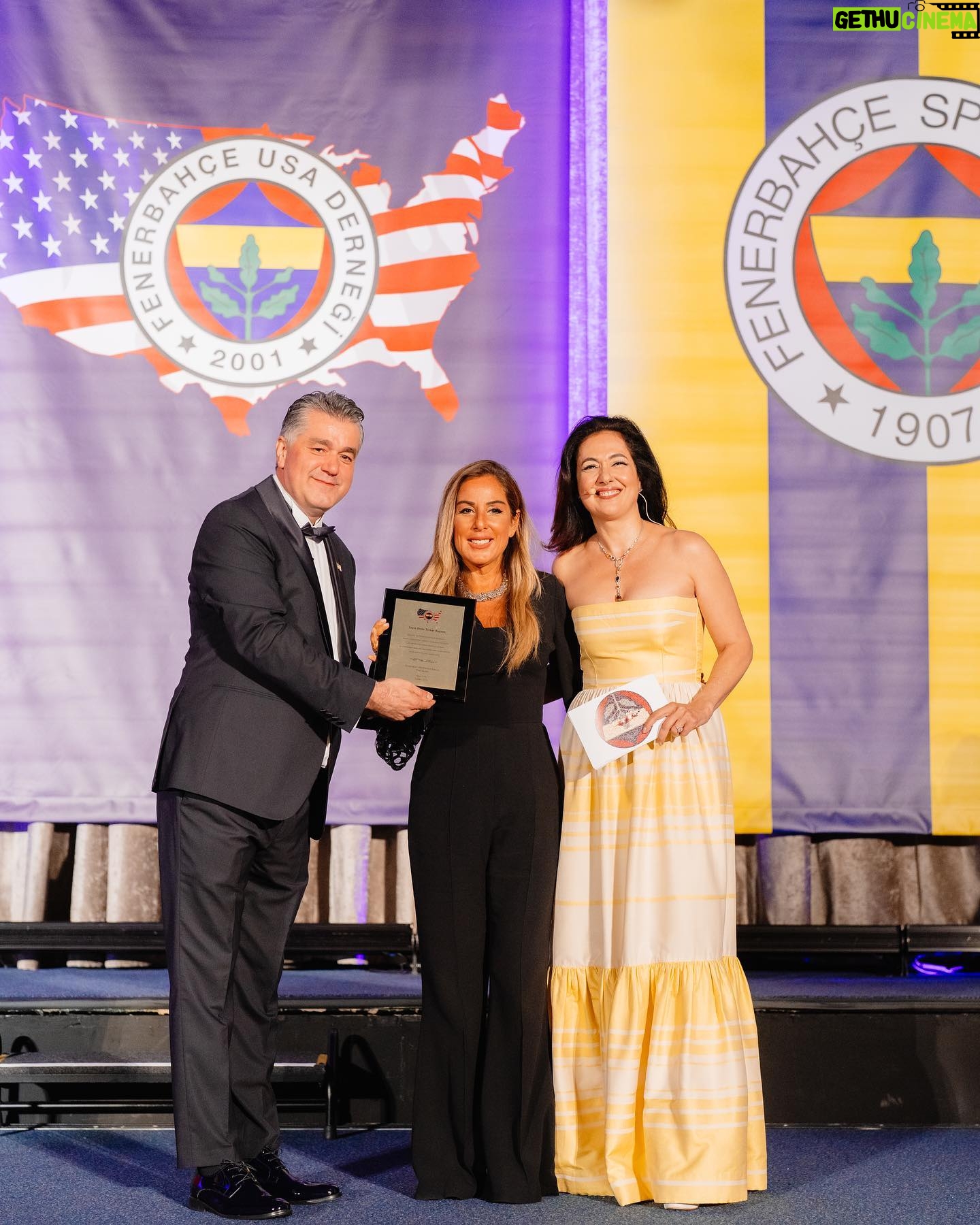 Meltem Cumbul - 11.6K Likes - 29 Ekim 2023 🇹🇷
Fenerbahçe USA Cumhuriyetimizin 100. Yıl Galası
Kıyafet: ATIL KUTOĞLU