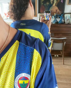 Meltem Cumbul Instagram - Fenerbahçe Spor Kulübü Başkanı Ali Y. Koç’a teşekkürlerimle 💛💙 2021-22 sezonunda futbolun rengi SARI LACİVERT olsun! #vaktifener #fenerbahçe #atatürk @fenerbahce Dünya Fenerbahçeliler günümüz kutlu olsun. 
“İyi ki FENERBAHÇE!” 19.07