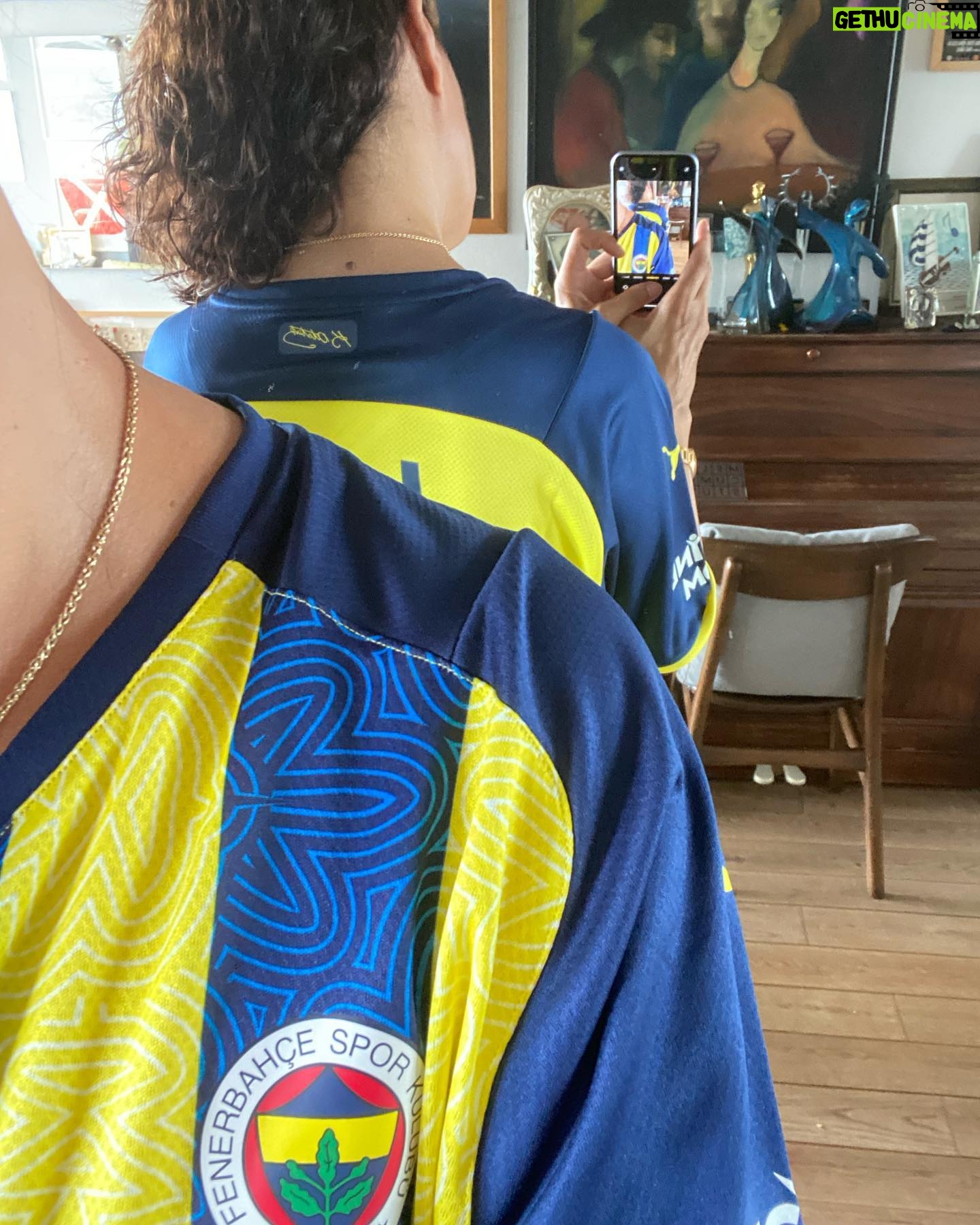 Meltem Cumbul - 20.1K Likes - Fenerbahçe Spor Kulübü Başkanı Ali Y. Koç’a teşekkürlerimle 💛💙 2021-22 sezonunda futbolun rengi SARI LACİVERT olsun! #vaktifener #fenerbahçe #atatürk @fenerbahce Dünya Fenerbahçeliler günümüz kutlu olsun.
“İyi ki FENERBAHÇE!” 19.07
