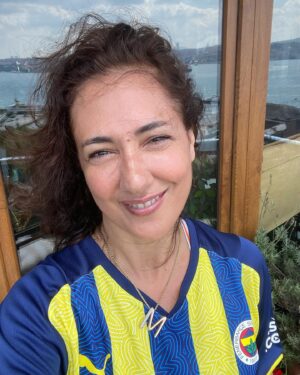 Meltem Cumbul Instagram - Fenerbahçe Spor Kulübü Başkanı Ali Y. Koç’a teşekkürlerimle 💛💙 2021-22 sezonunda futbolun rengi SARI LACİVERT olsun! #vaktifener #fenerbahçe #atatürk @fenerbahce Dünya Fenerbahçeliler günümüz kutlu olsun. 
“İyi ki FENERBAHÇE!” 19.07