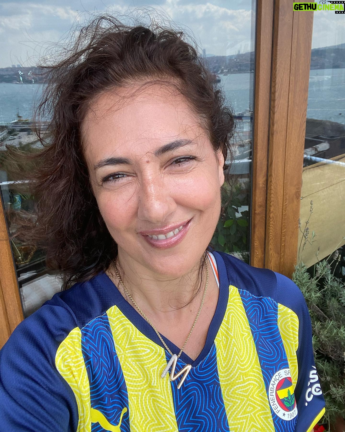 Meltem Cumbul - 20.1K Likes - Fenerbahçe Spor Kulübü Başkanı Ali Y. Koç’a teşekkürlerimle 💛💙 2021-22 sezonunda futbolun rengi SARI LACİVERT olsun! #vaktifener #fenerbahçe #atatürk @fenerbahce Dünya Fenerbahçeliler günümüz kutlu olsun.
“İyi ki FENERBAHÇE!” 19.07