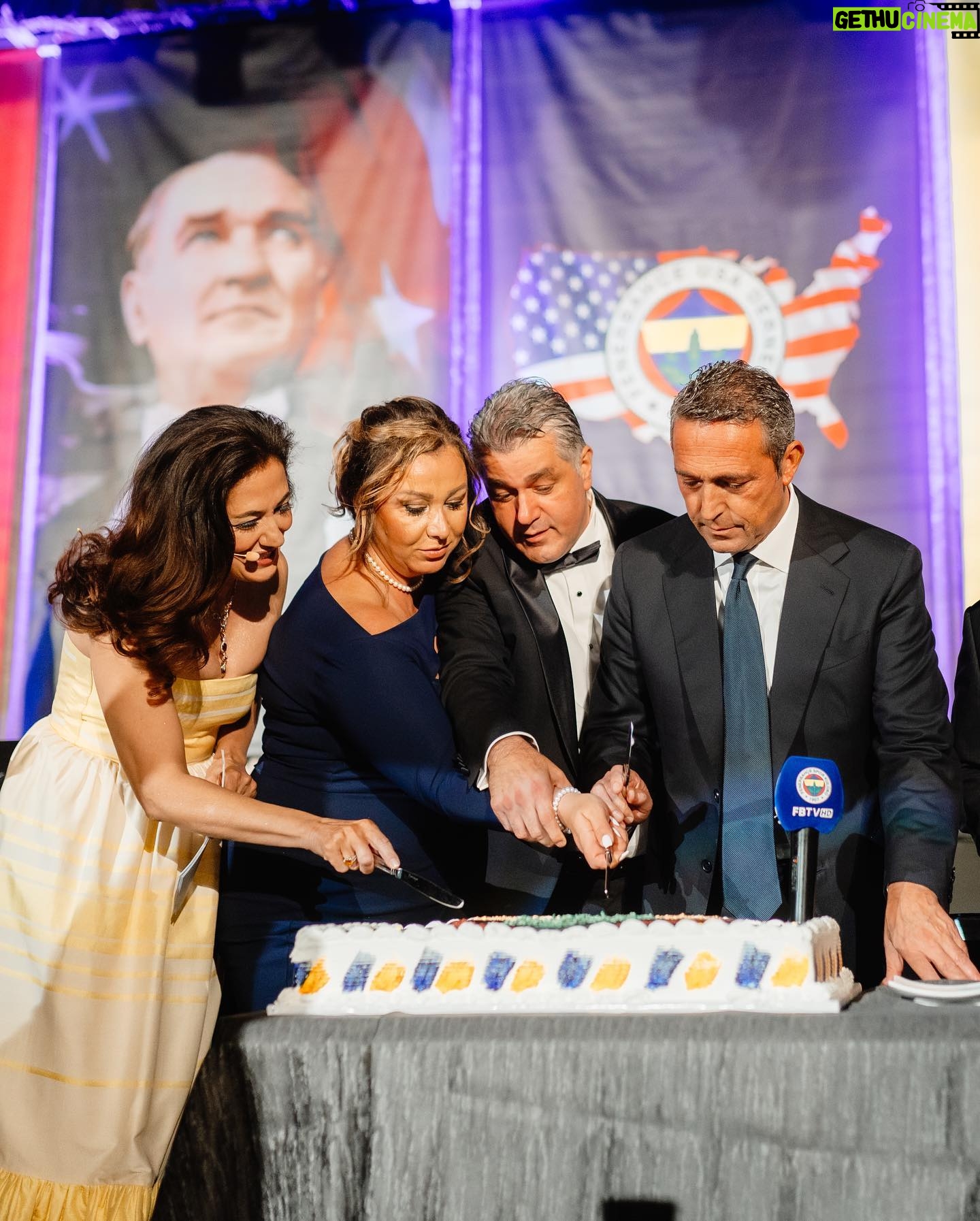 Meltem Cumbul - 11.6K Likes - 29 Ekim 2023 🇹🇷
Fenerbahçe USA Cumhuriyetimizin 100. Yıl Galası
Kıyafet: ATIL KUTOĞLU