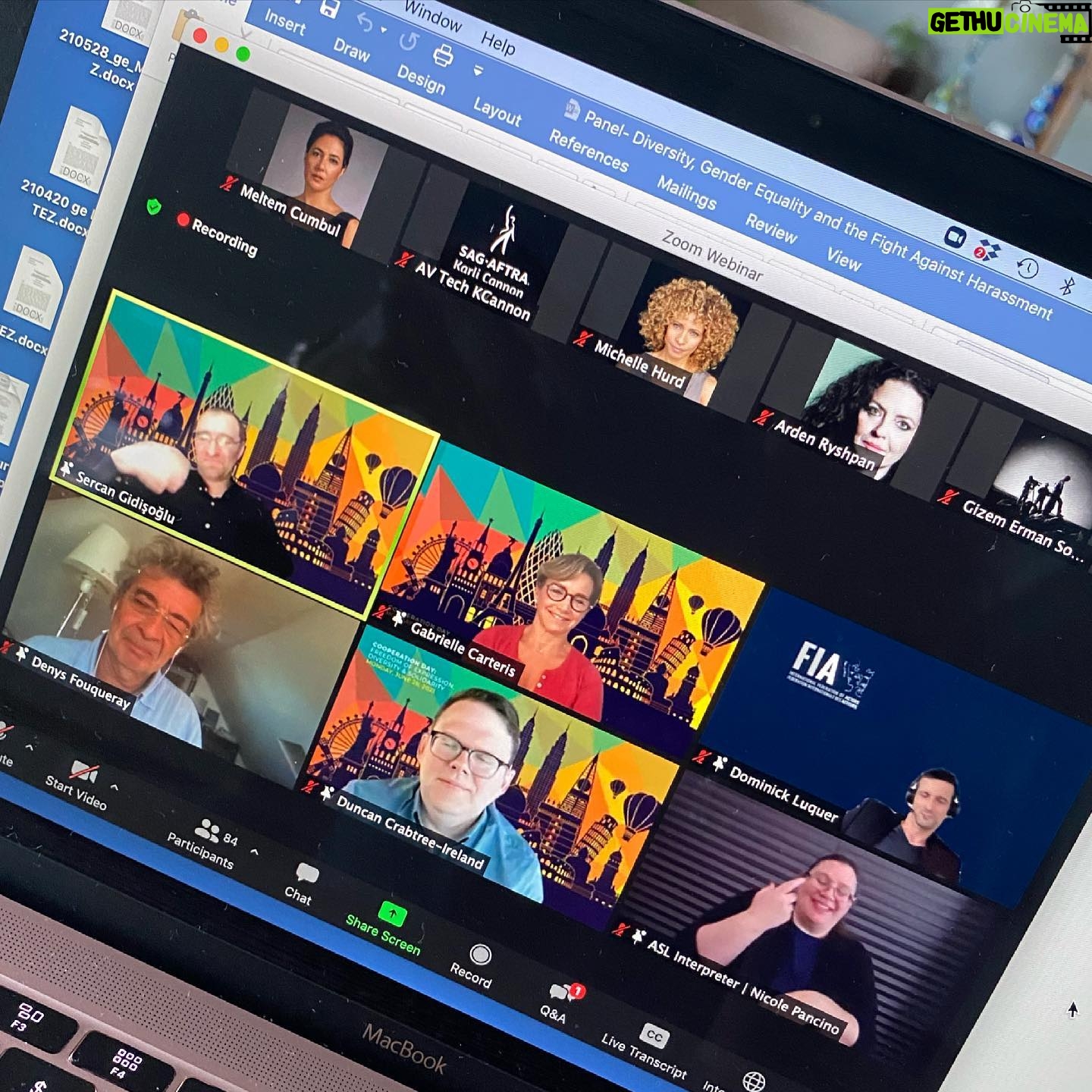 Meltem Cumbul Instagram - 28 Haziran 2021 Sözlerimi tamamlamadan önce değinmek istediğim bir nokta daha var. Çocuk oyuncular. Uluslararası Calışma Örgütü ve Unicef’in yaptığı araştırmalara göre günümüzde dünya çapında 160 milyon çocuk, çocuk işçiliği yapmakta; 79 milyonu da tehlikeli işlerde çalışıyor. Fiziksel, duygusal ve seksüel açıdan istismar edilen bir çok çocuk, aslında en çok güvendikleri ellerde küçük yaşlarında istismar edilmeye başlıyorlar. Dolayısıyla o eller tarafından küçük yaşta çalışmaya da zorlanıyorlar. Oyuncular Sendikası başkanlığım döneminde işçi sağlığı ve güvenliği açısından tehlikeli sınıfa geçirttiğimiz setlerde, çocukların çaliştıklarının unutulmaması gelecek zamanlar için en büyük dileğim. Türkiye Cumhuriyeti’nin çoculara hediye ettiği ’23 Nisan Ulusal Egemenlik ve Çocuk bayramı’ günü 2015 yılında çocuk oyuncular için tasarladığımız yasanın geçtiği yıldır. İlo, Çalışma bakanlığı, unicef gibi kurumların da katılımıyla hazırladığımız yönetmeliğin çocukların her bakımdan istismar edilmesini engellemek üzere düzenlenmiş hali hala onay görmemiştir. Bu bakımdan 2016 yılında anlaşmamız gereği bebek oyuncu yerine dummy (oyuncak bebek) kullanılması gereken sahnenin gerçek bebekle çekildiğinin duyumunu alarak seti terk etmek zorunda kaldım. Hatırlatmak isterim. @csgbakanligi #internationallabororganization @unicefturkiye @oyuncusendika Sevgilerimle, Meltem Cumbul