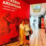 Meltem Cumbul Instagram - İstanbul’daki @isbankasi Müzesi’nde Millî Mücadele destanını hafızalarda canlandıran “Bir Asrın Ardından / Cepheler, İnsanlar ve Büyük Zafer”; Ankara’daki müzede ise “Millî Mücadele’nin 100. Yılında İstiklâl” sergileriyle Türkiye Cumhuriyeti’nin kurucusu Gazi Mustafa Kemal Atatürk başta olmak üzere bağımsızlık mücadelesinin kahramanlarını anıyor. Atatürk komutasındaki Türk ordusunun 26 Ağustos 1922 tarihinde başlattığı Büyük Taarruz ve Başkomutanlık Meydan Muharebesi’nin 30 Ağustos’ta zaferle sonuçlanan 100’üncü yıldönümü anısına müzeler 29 Ağustos’ta da açıktı. Her iki müze de 10.00 – 18.00 saatleri arasında ücretsiz ziyaret edilebiliyor. İstanbul ve Ankara’nın ardından İzmir Kültürpark Atlas Pavyonu’nda açılan ve bugüne kadar 100 bine yakın ziyaretçiyi ağırlayan “Büyük Zafer’in 100. Yılına Doğru İstiklal” Sergisi, 11 Eylül 2022 tarihine kadar devam ediyor. Sergi her gün, hafta içi 10.00 - 19.00, hafta sonu 11.00 - 20.00 saatleri arasında görülebilir. Dedemiz Gazi Mahmut Akif Cumbul’un madalyası, hatıratından sesli okumaların da yer aldığı sergiden güzel bir anı bu fotoğraf. Teşekkürlerimizle. @isbankasi @isbankasikulturyayinlari