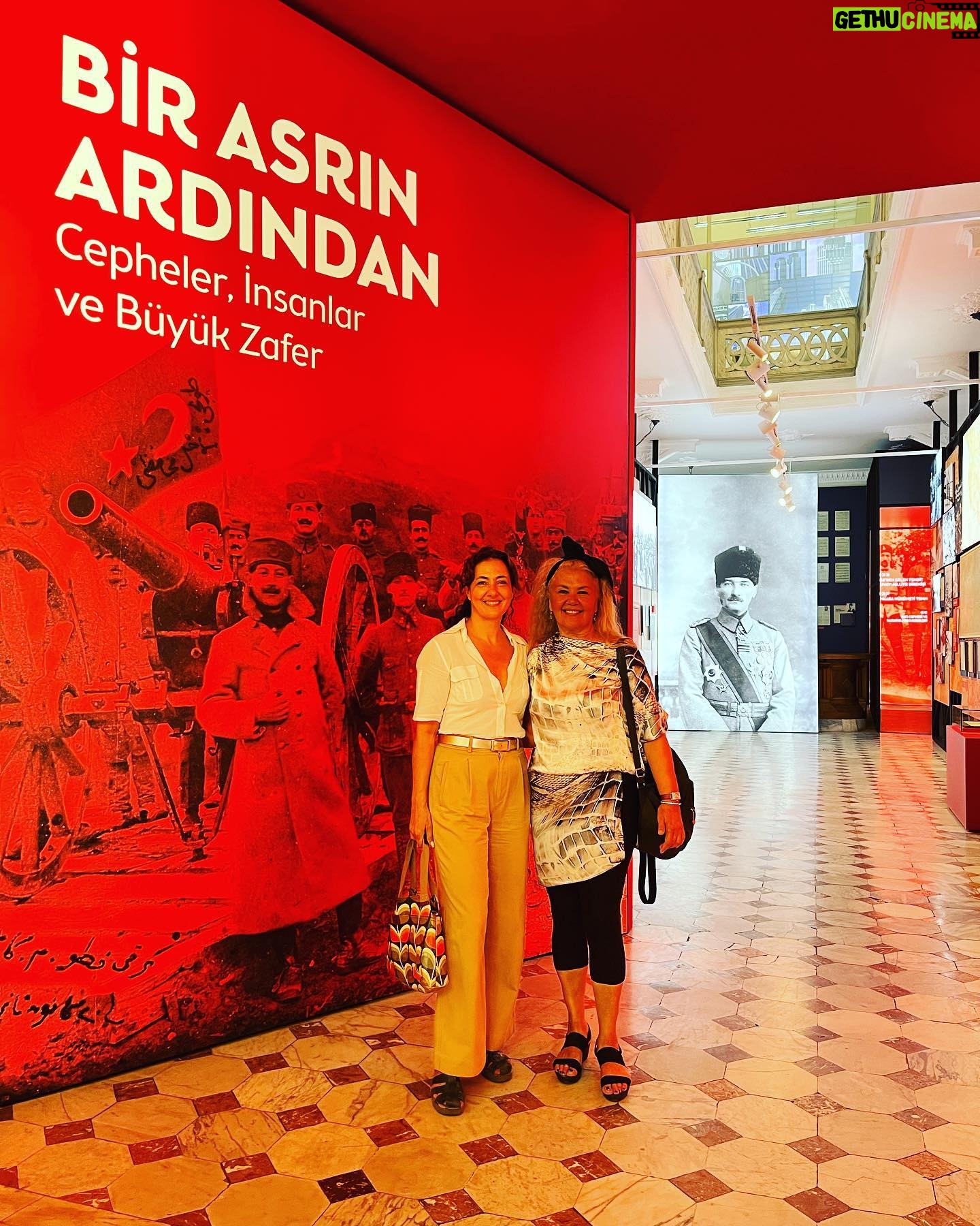 Meltem Cumbul Instagram - İstanbul’daki @isbankasi Müzesi’nde Millî Mücadele destanını hafızalarda canlandıran “Bir Asrın Ardından / Cepheler, İnsanlar ve Büyük Zafer”; Ankara’daki müzede ise “Millî Mücadele’nin 100. Yılında İstiklâl” sergileriyle Türkiye Cumhuriyeti’nin kurucusu Gazi Mustafa Kemal Atatürk başta olmak üzere bağımsızlık mücadelesinin kahramanlarını anıyor. Atatürk komutasındaki Türk ordusunun 26 Ağustos 1922 tarihinde başlattığı Büyük Taarruz ve Başkomutanlık Meydan Muharebesi’nin 30 Ağustos’ta zaferle sonuçlanan 100’üncü yıldönümü anısına müzeler 29 Ağustos’ta da açıktı. Her iki müze de 10.00 – 18.00 saatleri arasında ücretsiz ziyaret edilebiliyor. İstanbul ve Ankara’nın ardından İzmir Kültürpark Atlas Pavyonu’nda açılan ve bugüne kadar 100 bine yakın ziyaretçiyi ağırlayan “Büyük Zafer’in 100. Yılına Doğru İstiklal” Sergisi, 11 Eylül 2022 tarihine kadar devam ediyor. Sergi her gün, hafta içi 10.00 - 19.00, hafta sonu 11.00 - 20.00 saatleri arasında görülebilir. Dedemiz Gazi Mahmut Akif Cumbul’un madalyası, hatıratından sesli okumaların da yer aldığı sergiden güzel bir anı bu fotoğraf. Teşekkürlerimizle. @isbankasi @isbankasikulturyayinlari