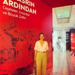 Meltem Cumbul Instagram - ‘Bir Asrın Ardından’ sergisi Türkiye İş Bankası Müzesi’nde ❤️ Bir yılını 2022 Ekim ayında dolduracak olan sergide pek kıymetli dedem Gazi Mahmut Akif Cumbul’un madalya, berat ve hatıratından sesli okumalar yer almakta. Sergi küratörü İzzettin Çalışlar’a saygı ve sevgilerimle teşekkür ederim. Babam Sedat Cumbul ve ağabeyim M. Acar Cumbul’un İş Bankalı olmaları ayrıca anlamlı oldu bizim için. Ailemiz de emeği geçen herkese teşekkür eder. Müze, pazartesi hariç haftaiçi 10.00-18.00 h.sonu 11.00-19.00 arası ziyaret edilebilir. @issanat @isbankasi @isbankasikulturyayinlari