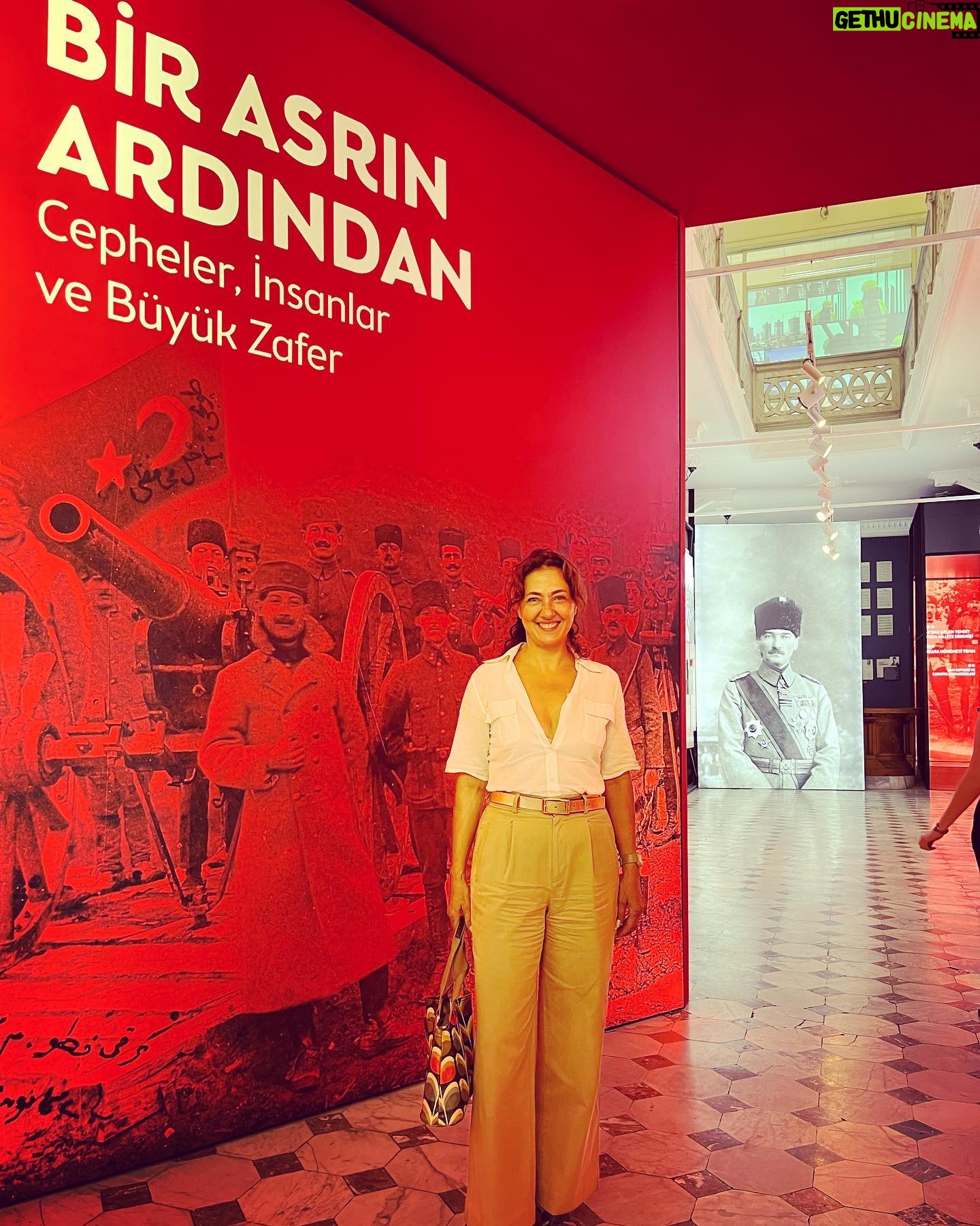 Meltem Cumbul - 5.7K Likes - ‘Bir Asrın Ardından’ sergisi Türkiye İş Bankası Müzesi’nde ❤️ Bir yılını 2022 Ekim ayında dolduracak olan sergide pek kıymetli dedem Gazi Mahmut Akif Cumbul’un madalya, berat ve hatıratından sesli okumalar yer almakta. Sergi küratörü İzzettin Çalışlar’a saygı ve sevgilerimle teşekkür ederim. Babam Sedat Cumbul ve ağabeyim M. Acar Cumbul’un İş Bankalı olmaları ayrıca anlamlı oldu bizim için. Ailemiz de emeği geçen herkese teşekkür eder.
Müze, pazartesi hariç haftaiçi 10.00-18.00 h.sonu 11.00-19.00 arası ziyaret edilebilir.
@issanat @isbankasi @isbankasikulturyayinlari