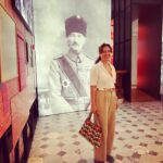 Meltem Cumbul Instagram - ‘Bir Asrın Ardından’ sergisi Türkiye İş Bankası Müzesi’nde ❤️ Bir yılını 2022 Ekim ayında dolduracak olan sergide pek kıymetli dedem Gazi Mahmut Akif Cumbul’un madalya, berat ve hatıratından sesli okumalar yer almakta. Sergi küratörü İzzettin Çalışlar’a saygı ve sevgilerimle teşekkür ederim. Babam Sedat Cumbul ve ağabeyim M. Acar Cumbul’un İş Bankalı olmaları ayrıca anlamlı oldu bizim için. Ailemiz de emeği geçen herkese teşekkür eder. Müze, pazartesi hariç haftaiçi 10.00-18.00 h.sonu 11.00-19.00 arası ziyaret edilebilir. @issanat @isbankasi @isbankasikulturyayinlari