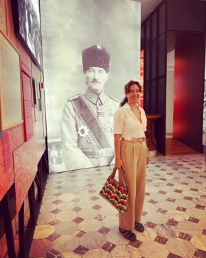 Meltem Cumbul Instagram - ‘Bir Asrın Ardından’ sergisi Türkiye İş Bankası Müzesi’nde ❤️ Bir yılını 2022 Ekim ayında dolduracak olan sergide pek kıymetli dedem Gazi Mahmut Akif Cumbul’un madalya, berat ve hatıratından sesli okumalar yer almakta. Sergi küratörü İzzettin Çalışlar’a saygı ve sevgilerimle teşekkür ederim. Babam Sedat Cumbul ve ağabeyim M. Acar Cumbul’un İş Bankalı olmaları ayrıca anlamlı oldu bizim için. Ailemiz de  emeği geçen herkese teşekkür eder. 

Müze, pazartesi hariç haftaiçi 10.00-18.00 h.sonu 11.00-19.00 arası ziyaret edilebilir. 

@issanat @isbankasi @isbankasikulturyayinlari