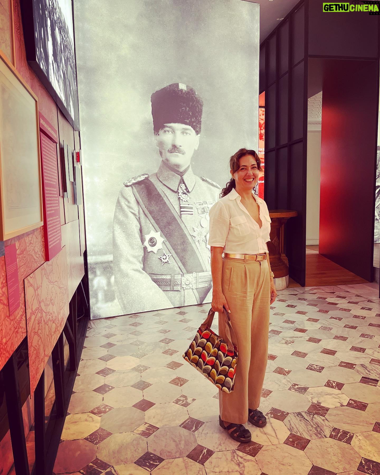 Meltem Cumbul - 5.7K Likes - ‘Bir Asrın Ardından’ sergisi Türkiye İş Bankası Müzesi’nde ❤️ Bir yılını 2022 Ekim ayında dolduracak olan sergide pek kıymetli dedem Gazi Mahmut Akif Cumbul’un madalya, berat ve hatıratından sesli okumalar yer almakta. Sergi küratörü İzzettin Çalışlar’a saygı ve sevgilerimle teşekkür ederim. Babam Sedat Cumbul ve ağabeyim M. Acar Cumbul’un İş Bankalı olmaları ayrıca anlamlı oldu bizim için. Ailemiz de emeği geçen herkese teşekkür eder.
Müze, pazartesi hariç haftaiçi 10.00-18.00 h.sonu 11.00-19.00 arası ziyaret edilebilir.
@issanat @isbankasi @isbankasikulturyayinlari