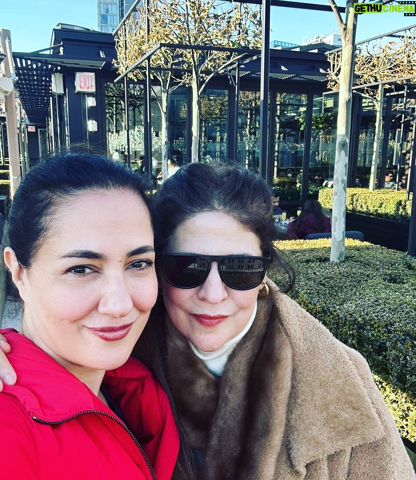 Meltem Cumbul - 5.2K Likes - 2023’e beraberce New York’ta girmek varmış canım Fatoş. İyi ki geldin ❤️🙏 Human race can fly.