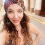 Meltem Yılmazkaya Instagram - “Ben olmayınca bu güller, bu serviler yok. Kızıl dudaklar, mis kokulu şaraplar yok. Sabahlar , akşamlar, sevinçler, tasalar yok. Ben düşündükçe var dünya, ben yok o da yok! “ Ömer Hayyam #ömerhayyam #rubailer