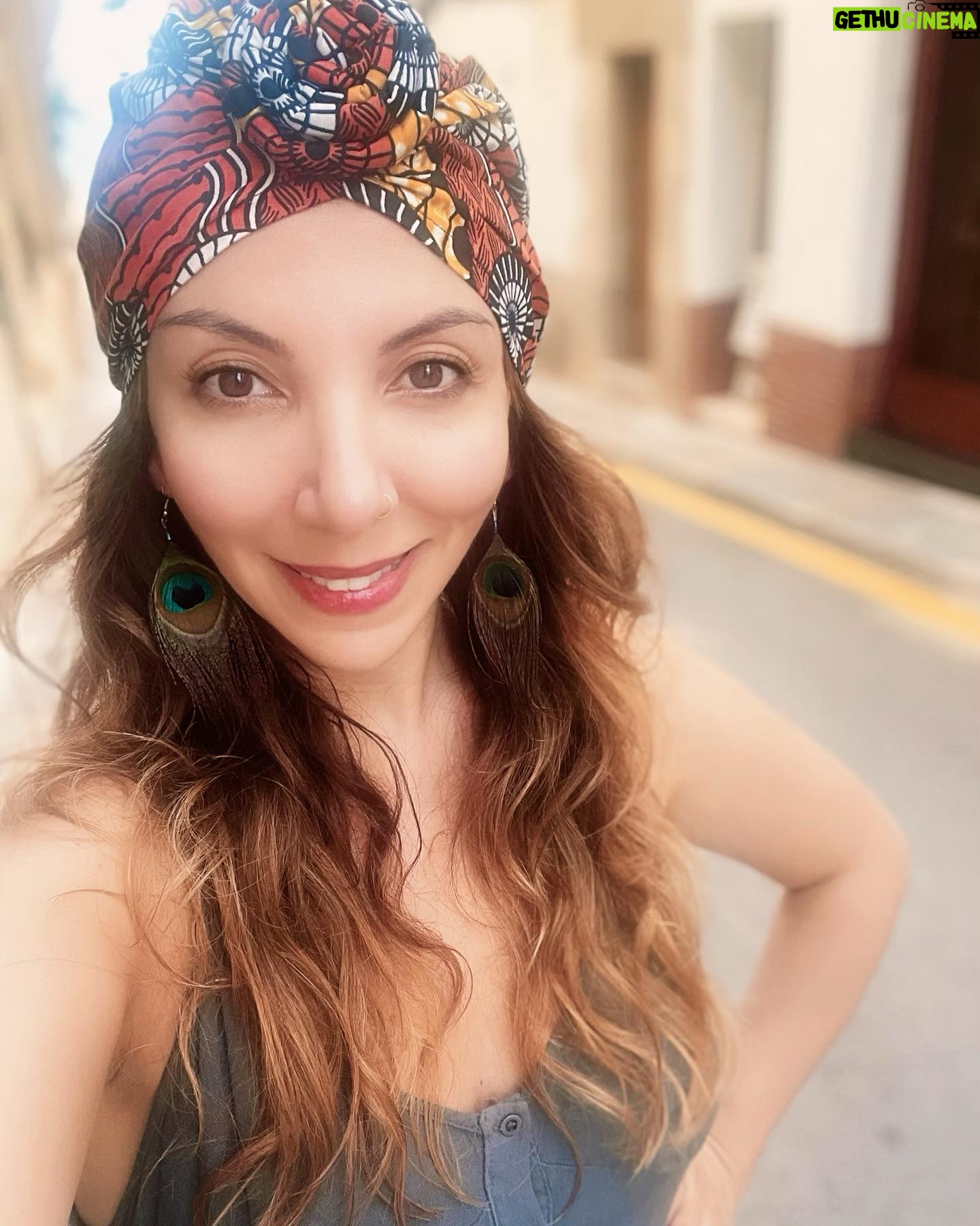 Meltem Yılmazkaya - 3 Likes - “Ben olmayınca bu güller, bu serviler yok.
Kızıl dudaklar, mis kokulu şaraplar yok.
Sabahlar , akşamlar, sevinçler, tasalar yok.
Ben düşündükçe var dünya, ben yok o da yok! “
Ömer Hayyam
#ömerhayyam #rubailer