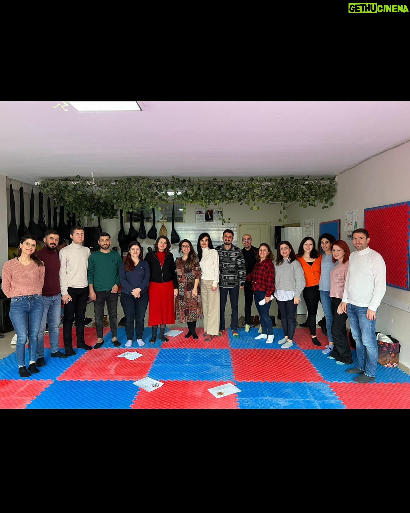 Meltem Yılmazkaya Instagram - “25 Kasım Kadına Yönelik Şiddetle Mücadele” günü kapsamında düzenlenen , aktivizm programlarından birinde daha atölyemi bitirdim. Dilerim katılan herkese şifa olmuştur! Bölgedeki 10. Yılım , hala aynı heyecanla ve gönüllü ruhla geliyorum seve seve! Sebebi sevgi olanın yolu derman oluyor🍀 Yıllardır mahrum bölgelerdeki kadınlar ve çocuklar için çalışan , mülteci kadınlar için birçok alanda mücadele eden güzel insanım @leylaonuryanar ve ekibi! Kalbim desteğim daima sizinle! Şikayete çok alışıp çözüm kısmına pek dokunmadığımız bir zamanda , kim hangi canlı için ne fayda sağlıyorsa , önce kendine sonra insanlığa fayda! Pek şükürle kapatıyorum geceyi❤️ "Bir mum, diğerini tutuşturmakla ışığından bir şey kaybetmez" #mevlana #mardin #turkey #arttherapy #volunteer