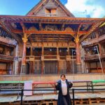 Meltem Yılmazkaya Instagram - Tüm tiyatro emekçilerine saygıyla! 🙏🏻 Mesleğim , hayatta en çok emek verdiğim, şükür sebebim! 🎭 Londra Hatırası… Mart 2023. En sevdiğim oyunun en sevdiğim satırlarıyla… “Kendini boşuna harcamış olur insan Dilediğine erer de sevinç duymazsa. Yıktığın hayat kendininki olsun daha iyi, Yıkmakla kazandığın şey kuşkulu bir mutluluksa.” MACBETH #williamshakespeare #macbeth #shakespeareglobetheatre #london #27martdünyatiyatrolargünü