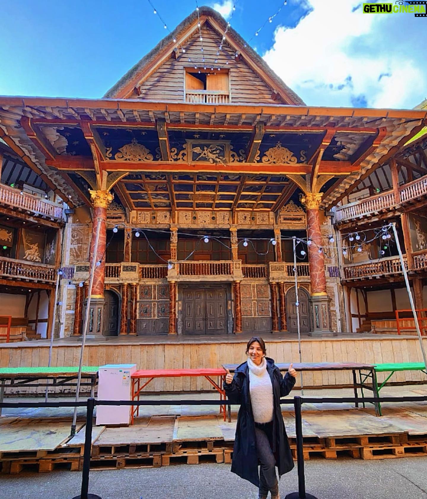 Meltem Yılmazkaya Instagram - Tüm tiyatro emekçilerine saygıyla! 🙏🏻 Mesleğim , hayatta en çok emek verdiğim, şükür sebebim! 🎭 Londra Hatırası… Mart 2023. En sevdiğim oyunun en sevdiğim satırlarıyla… “Kendini boşuna harcamış olur insan Dilediğine erer de sevinç duymazsa. Yıktığın hayat kendininki olsun daha iyi, Yıkmakla kazandığın şey kuşkulu bir mutluluksa.” MACBETH #williamshakespeare #macbeth #shakespeareglobetheatre #london #27martdünyatiyatrolargünü