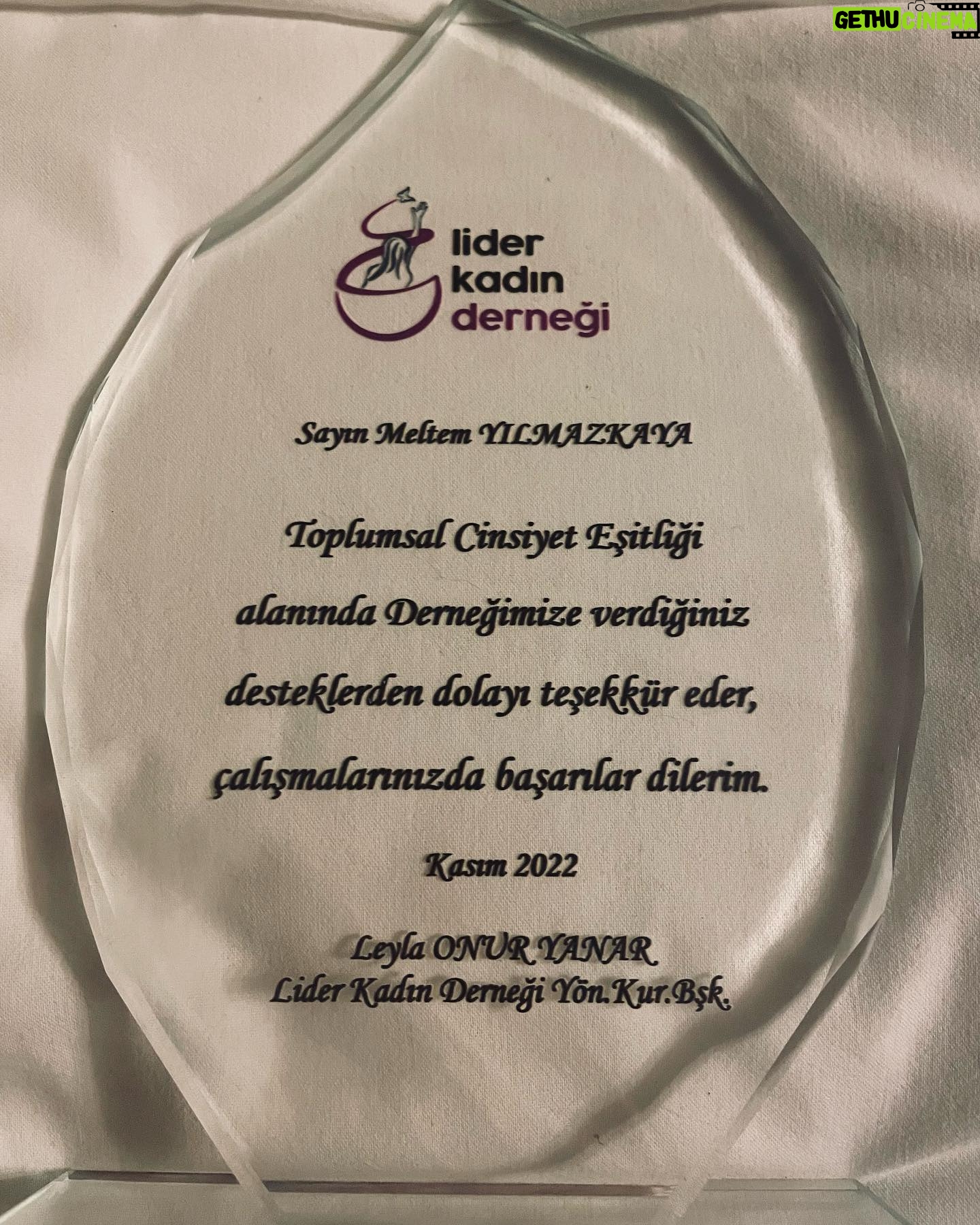 Meltem Yılmazkaya Instagram - “25 Kasım Kadına Yönelik Şiddetle Mücadele” günü kapsamında düzenlenen , aktivizm programlarından birinde daha atölyemi bitirdim. Dilerim katılan herkese şifa olmuştur! Bölgedeki 10. Yılım , hala aynı heyecanla ve gönüllü ruhla geliyorum seve seve! Sebebi sevgi olanın yolu derman oluyor🍀 Yıllardır mahrum bölgelerdeki kadınlar ve çocuklar için çalışan , mülteci kadınlar için birçok alanda mücadele eden güzel insanım @leylaonuryanar ve ekibi! Kalbim desteğim daima sizinle! Şikayete çok alışıp çözüm kısmına pek dokunmadığımız bir zamanda , kim hangi canlı için ne fayda sağlıyorsa , önce kendine sonra insanlığa fayda! Pek şükürle kapatıyorum geceyi❤️ "Bir mum, diğerini tutuşturmakla ışığından bir şey kaybetmez" #mevlana #mardin #turkey #arttherapy #volunteer