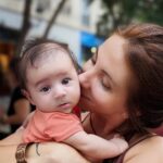 Meltem Yılmazkaya Instagram - Bugün üç ay bitti🧿 Hayatı bilmediğim bir yerinden , herkesten uzakta , yeniden öğrenmeye çalışıyorum☺️ Bu dönem prenseslik değil beyler , lohusalık döneminde eşlerinize iyi bakın , sarın , sarmalayın , yemekler yapın , onunla gülün ağlayın… Değişen hormonlar , ameliyat yaraları , sana bağlı küçük bir insan yavrusu ve bazen susmayan ağlamaları… Alt üst olabiliyoruz , dinleyin anlayın, saçlarımızı okşayın… Kucağınıza usulca bir hayat bırakıyoruz! 🍀 Gelelim anneliğe:) Anne olduktan sonra anneme bin kez daha hayran kaldım , sırtımdaki atleti , ayağımdaki terliği sorduğunda sana kızdığım için affet beni Ayloşum🥹 Canımsın sen❤️ Her şeyin uçta yaşandığı bir delilik hali sanki alışana kadar. “Aaa güldü!” ,” Aaa ses çıkardı” derken , çıkardığı gaza bile bu kadar sevinmek! 😅 Güzel mi çoook, başlayan unutkanlıkları , göz altlarının morluğunu falan saymazsak güzel! ☺️Mevzu basit , anne oluyorsunuz. Önemli olan hakkını vermek! Kimse isteyerek gelmedi dünyaya, getiren sorumluluğu bilecek… O kadar çok çocuk sahibi olmak isteyen insan tanıyorum ki , Rabbim hepsine nasip etsin , ama şu değişen dünya düzeninde bir şey olmuyorsa da vardır bizim aklımızın almayacağı bir neden ya da belki zamanı vardır. Bu dünyada nefesi olan herkes payını alıp geçecek. On yıldır iki kedinin annesi olmak da hiç fena değildi🥰 Bir süredir uzaktan izliyorum herkesi, Özdemir Asaf demiş ya , “Sonra çekildim bir kenara, seyrettim bütün olup biteni. Baktım kimde ben ne kadarım, kim bende ne kadar “. İşte tam da bu. Sana içten olan uzakta da olsan , elini uzatıyor bir şekilde… Bir “ Bir şeye ihtiyacın var mı?” sorusuna bile ihtiyaç duyuyorsun mesela. Bazıları şifa olurken uzaklardan, bazılarında “Meltem zaten halleder” güveni ve rahatlığı vardı …Bu yüzden bazılarına minnetim sonsuz bazılarına kalbim buz artık… 🤷🏻‍♀️ Buralar hala pek sıcak , en zor kısmını atlattım galiba ben de! ☺️ Şimdi biraz mama biraz ninni , hayatı yaşama zamanı tüm gerçekliğiyle… Toprak Oğlan ve anasından sevgilerle🍀