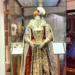 Meltem Yılmazkaya Instagram - Tüm tiyatro emekçilerine saygıyla! 🙏🏻 Mesleğim , hayatta en çok emek verdiğim, şükür sebebim! 🎭 Londra Hatırası… Mart 2023. En sevdiğim oyunun en sevdiğim satırlarıyla… “Kendini boşuna harcamış olur insan Dilediğine erer de sevinç duymazsa. Yıktığın hayat kendininki olsun daha iyi, Yıkmakla kazandığın şey kuşkulu bir mutluluksa.” MACBETH #williamshakespeare #macbeth #shakespeareglobetheatre #london #27martdünyatiyatrolargünü