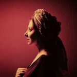 Meltem Yılmazkaya Instagram - …Okumayı sevmeyen bir çoğunluk olduğu kesin , ben de inadına yazmayı seviyorum uzun uzun… Konuşacak çok kişi olmayınca uzak ellerde ,veriyorum kendimi kaleme ,kağıda ,akla,kalbe… Düşünüyorum kabul ettiklerimi , vazgeçtiklerimi , yenmek sizin lügatınızda kalsın , yenildiklerimi , insanız kavun da bize kelek de , düşünüyorum sustuklarımı ve söylediklerimi… Bir şeye yüklediğiniz anlam kadar eziliyorsunuz o şeyin altında , “Yani güzelliği on para etmez ondaki aşk olmasa” ama gider ezilir o aşkın altında, ki aşk biraz yalan mevzudur bizim zamanımızda. Bu başka yazının konusu o başka :) Anlam diyorum , yüklediğin kadar, ezilirsin aman diyim altında!!! Bunu anne olduktan sonra anladım, öyle korktu ki gözüm , panikledim hatta ,korkumdan çok ağladım. Sonradan öğrendim ki her yolculuk başka , hepsinin kattığı anlam da… “Anne” , yıllardır bilmem kaç bin kez söylediğim , 2,5 ay önceye kadar iki kedime ettiğim , ki bu derin mevzudur , insan bir insan yavrusundan başka canlının da annesi olabilir , yeter ki onu kalpte istesindir. Yaradan veriyorsa da evladı , vardır bildiği , henüz vermemişse de. Bu dünyadan geçen her nefesin vardır yani sebebi, geçmeyenin de. Son günlerdeki haberler biraz canımı sıkıyor, özellikle çocuğa ve hayvana yapılanlara dayanamıyorum, elimden ne gelir onu da bilmiyorum. Öfkeleniyorum üzülüyorum, hayatıma geri dönüyorum. Zamanında çok mücadele verenlerdenim ben , duvardaki koca çatlağa sıva sürüyorum. Oysa ki tuğla gerek en sağlamından! Her yapılan kötülüğe yakışır bir ceza bekliyorum. Kadına yapılana “iyi hal “, hayvana yapılana “mala zarar”, çocuğa yapılana kılıf uydurulsun istemiyorum. Önceden canınızı sıkan şey anne olduğunuzda etinizi büküyormuş , ben iyi kötü neyse yapılan karşılığını bulsun istiyorum. Dünya zor. Dön baba dönelim sabahlara varalım… Umutla uyanmak istiyorum. Bu da böylece küçük bir gece dertleşmesi olsun , güzelce uyuyun siz ben daha sayfalarca yazmak istiyorum:) 🍀 #iyigeceler #yaradılanıseverimyaradandanötürü #kadın #hayvan #çocuk #doğa #adalet #anne #çocuk