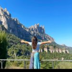 Meltem Yılmazkaya Instagram - ☀️ “Varlığın sırları saklı, benden; Bir düğüm ki ne sen çözebilirsin, ne ben. Bizimki perde arkasında dedikodu. Bir indi mi perde, ne sen kalırsın, ne ben” Ömer Hayyam #ömerhayyam #rubailer #catalunya #spain