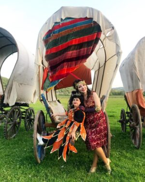 Meltem Yılmazkaya Instagram - Onun hayali bu hikayeyi seyirciyle paylaşmaktı , benim hayalim bir gün onunla çalışmak🙏🏻 Kurmacaya , oyuna , sinemaya kattığın şeylerin dışında , setteki üstün sabrın , nezaketin ve eşitliğin için kendi adıma çok teşekkürler caaanım @caganirmak1 🤍 Şimdi hikayeyle tanışma sırası sizde🍀 #yaratılan @netflix ‘te … İyi seyirler! 
@netflixturkiye @o3medya