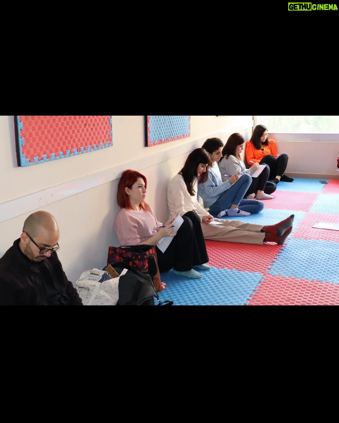 Meltem Yılmazkaya Instagram - “25 Kasım Kadına Yönelik Şiddetle Mücadele” günü kapsamında düzenlenen , aktivizm programlarından birinde daha atölyemi bitirdim. Dilerim katılan herkese şifa olmuştur! Bölgedeki 10. Yılım , hala aynı heyecanla ve gönüllü ruhla geliyorum seve seve! Sebebi sevgi olanın yolu derman oluyor🍀 Yıllardır mahrum bölgelerdeki kadınlar ve çocuklar için çalışan , mülteci kadınlar için birçok alanda mücadele eden güzel insanım @leylaonuryanar ve ekibi! Kalbim desteğim daima sizinle! Şikayete çok alışıp çözüm kısmına pek dokunmadığımız bir zamanda , kim hangi canlı için ne fayda sağlıyorsa , önce kendine sonra insanlığa fayda! Pek şükürle kapatıyorum geceyi❤️ "Bir mum, diğerini tutuşturmakla ışığından bir şey kaybetmez" #mevlana #mardin #turkey #arttherapy #volunteer