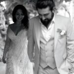 Meltem Yılmazkaya Instagram - 🍀 Büyük büyük cümleler kuramadığım bir hayatın , büyük büyük sürprizlerine… Bir yuvanın çatısının altında büyümeye karar verdik… Kolay değildi iki ayrı insanın ortak “evet”i , ona da cesaret ettik… Bir süre önce… Kolay olmayan bir zamana denk geldik , ne yüzümüz ne gönlümüz el vermedi eğlenmeye . Sarılınca yaralar elbet sarılırız dostlarla şarkılar danslar eşliğinde… Seven sevmeyen her gönle güzellik dilerken , biz vardık murada ,dostlar çıksın kerevetine :) Ve sen sevgilim. Yol uzun , duygu çok! İyi kötü bir arada hep işte! Kaybettiğim inanç , örüldü büyük bir sabır ve emekle! En çok güldüğüm , saatlerce konuştuğum bazen hayata sövdüğüm , evde hep makyajsız ,bazen de suratsız bütün anlarımı çekenim… Seni… Bizi seviyorum🤍 @kadirdogann Ve beni bu en özel güne hazırlayan kızkardeşlerim ; @fatmacucumlu , elleri bir bir nakışlarımı işleyen , hakkını nasıl öderimi düşündüğüm :) @yeldaislekelgencol @yeldaislekelatelier yeriniz ayrı en derinlerimde💕 Ve ve en güzel anlarımızı ölümsüzleştiren @wedsgo , @inciwed 🙏🏻 Ve canım @onurbayramofficial ve ve ve çenesi düşüğüm , acil durum alarmım @cucumlu 🥳 Çok teşekkür ederim hepinize!