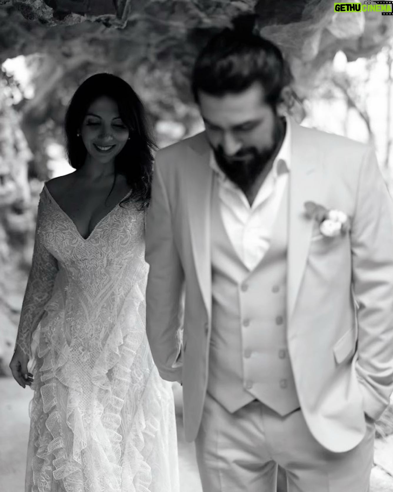 Meltem Yılmazkaya Instagram - 🍀 Büyük büyük cümleler kuramadığım bir hayatın , büyük büyük sürprizlerine… Bir yuvanın çatısının altında büyümeye karar verdik… Kolay değildi iki ayrı insanın ortak “evet”i , ona da cesaret ettik… Bir süre önce… Kolay olmayan bir zamana denk geldik , ne yüzümüz ne gönlümüz el vermedi eğlenmeye . Sarılınca yaralar elbet sarılırız dostlarla şarkılar danslar eşliğinde… Seven sevmeyen her gönle güzellik dilerken , biz vardık murada ,dostlar çıksın kerevetine :) Ve sen sevgilim. Yol uzun , duygu çok! İyi kötü bir arada hep işte! Kaybettiğim inanç , örüldü büyük bir sabır ve emekle! En çok güldüğüm , saatlerce konuştuğum bazen hayata sövdüğüm , evde hep makyajsız ,bazen de suratsız bütün anlarımı çekenim… Seni… Bizi seviyorum🤍 @kadirdogann Ve beni bu en özel güne hazırlayan kızkardeşlerim ; @fatmacucumlu , elleri bir bir nakışlarımı işleyen , hakkını nasıl öderimi düşündüğüm :) @yeldaislekelgencol @yeldaislekelatelier yeriniz ayrı en derinlerimde💕 Ve ve en güzel anlarımızı ölümsüzleştiren @wedsgo , @inciwed 🙏🏻 Ve canım @onurbayramofficial ve ve ve çenesi düşüğüm , acil durum alarmım @cucumlu 🥳 Çok teşekkür ederim hepinize!
