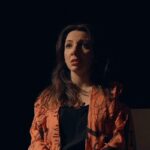 Meltem Yılmazkaya Instagram - 🎭 Ne yazsam eksik kalır… Uzun yoldur , yokuşludur Çıktın mı yokuşu ışıklıdır , alkışlıdır… Her defasında aynı kalp çarpıntısıdır. Hele bir besleme aklını ,fikrini , yeteneğini , hele bir düş “ben oldum” un batağına , en büyük tokattır. Kimi alır bunca emeğin karşılığını , kimi sahneye ömür boyu küs kalır. Onca emek ülkemde bazen kumardır… “Her şeye rağmen”le devam eden ustalarımın ellerinden , ve inatçı meslektaşlarımın gözlerinden öperim!🍀 Herkes emeği kadar hakkını alsın sahneden! Tozu eksik olmasın üstümüzden! İyi ki var TİYATRO! #27martdünyatiyatrogünü Oyun: Sarmal #boasahne #berfinzenderlioğlu #serkanaltıntaş #meltemyılmazkaya