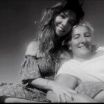 Meltem Yılmazkaya Instagram – Ben hala duyguların kapısında yatan küçük kız , hani diyorum yaradan bu aklı neden vermiş… Bu yaşıma kadar çektiğin her şeyim için minnetim sonsuz… Büyütmüş salmışsın hayata , küçük kızın çoğu zaman murada ermiş. Şükürlerim ve doğrularım çok olsun diye,  öğrettiğin her şey her an önümde duruyor ve hayat bu , her şeyin en az bir doğrusu bir yanlışı oluyor… Doğruları seçip senin kızın olmak da en büyük gururum ve görevim hayatta Ayloşum… Sen,  her şeyin açlığında tokluğunda, varlığında yokluğunda ,savaşında huzurunda en büyük yolum yoldaşım! İyi ki doğmuş benim anacım olmuşsun!!! ❤️ Seni her şeyden çok seviyorum!