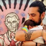 Meltem Yılmazkaya Instagram - Dünyada yeterince canımızı sıktığımız şey varken, iyi, doğru ve merhametli kalmak insana yakışan en güzeller sanırım… Sevgiyi bulduğunda şımarmayan , kaybettiğinde delirmeyenlerden olalım… Sen o cesareti bana vermesen belki de hiç anne olamazdım , hep cesaretli kalalım! Dünya üç gün , her yeni varıyor kendi eskisine , biz her gün yenilenenlerden olalım! Bu ara sulu gözüm pek , hormonlarım şenlikte halayda ☺️ sen beni sakinleştir, birlikte şarkıya duralım! Çok güzel babasın!!! Baba hikayesi yerle yeksan bir kız çocuğunun sana söylediğidir! Rabbim güç versin , hep güzel baba kal!!! Güzel anne baba olalım! İyi ki doğdun sevgilim! Sağlıkla , sevmekle🤍 🏡🙏🏻🧿🤍 Belki bir ömür…🍀
