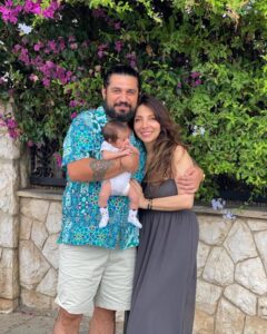 Meltem Yılmazkaya Instagram - Birinci ay ve birinci yas… Sana karsi hissettiklerimin kelime karsiligi yok annecim… Ömrün saglikli olsun , uzun olsun! Bütün evlatlara bu dilegim🙏🏻 Ve biz sevgili , biraz perisan olduk evet☺️ Ama herkesten uzak bir yerde bas basa verip iyi kalktik altindan her seyin. Aferin bize☺️💕 👼🏻 #toprak