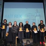 Meltem Yılmazkaya Instagram - Bize kar kalan nedir bu dünyada? :) Sahne , şarkılar , anılar! Dostlar ve edebiyat iyi ki var… #saitfaikabasıyanık #yazmasamdeliolacaktım #nilüferkütüphane #edebiyat