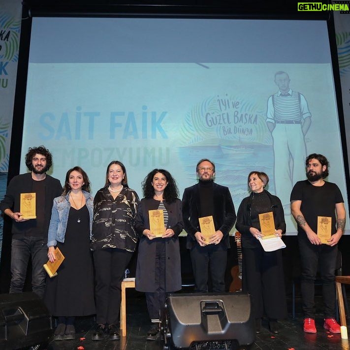 Meltem Yılmazkaya Instagram - Bize kar kalan nedir bu dünyada? :) Sahne , şarkılar , anılar! Dostlar ve edebiyat iyi ki var… #saitfaikabasıyanık #yazmasamdeliolacaktım #nilüferkütüphane #edebiyat
