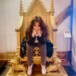 Meltem Yılmazkaya Instagram - Tüm tiyatro emekçilerine saygıyla! 🙏🏻 Mesleğim , hayatta en çok emek verdiğim, şükür sebebim! 🎭 Londra Hatırası… Mart 2023. En sevdiğim oyunun en sevdiğim satırlarıyla… “Kendini boşuna harcamış olur insan Dilediğine erer de sevinç duymazsa. Yıktığın hayat kendininki olsun daha iyi, Yıkmakla kazandığın şey kuşkulu bir mutluluksa.” MACBETH #williamshakespeare #macbeth #shakespeareglobetheatre #london #27martdünyatiyatrolargünü