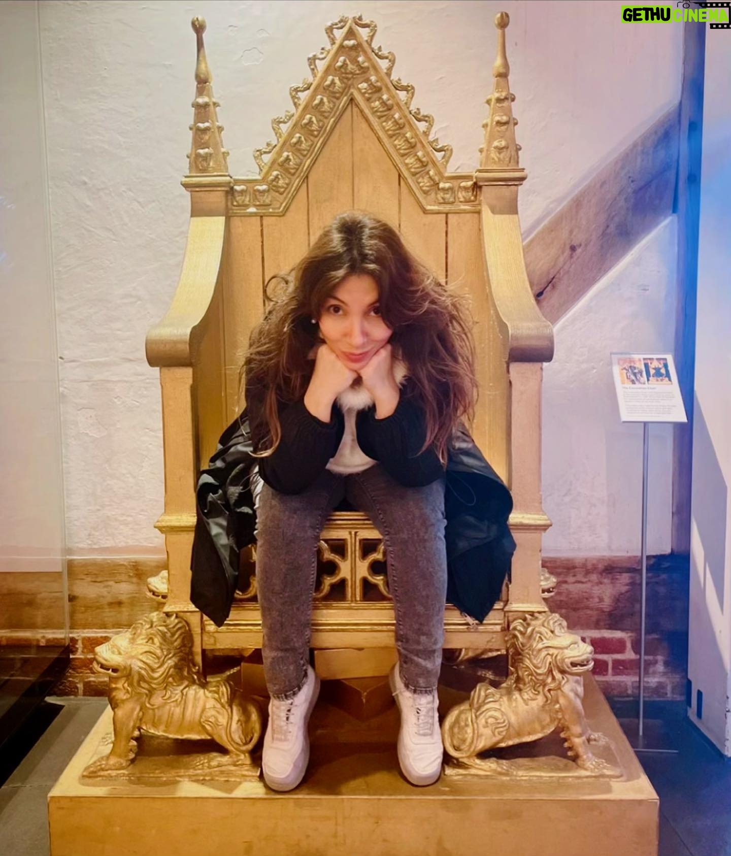 Meltem Yılmazkaya Instagram - Tüm tiyatro emekçilerine saygıyla! 🙏🏻 Mesleğim , hayatta en çok emek verdiğim, şükür sebebim! 🎭 Londra Hatırası… Mart 2023. En sevdiğim oyunun en sevdiğim satırlarıyla… “Kendini boşuna harcamış olur insan Dilediğine erer de sevinç duymazsa. Yıktığın hayat kendininki olsun daha iyi, Yıkmakla kazandığın şey kuşkulu bir mutluluksa.” MACBETH #williamshakespeare #macbeth #shakespeareglobetheatre #london #27martdünyatiyatrolargünü